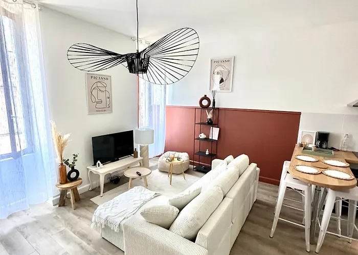 Le Magenta Centre De Laval Proche Gare *